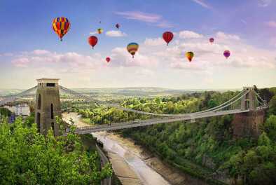 El mundialmente famoso puente colgante de Clifton, situado en Bristol, Reino Unido. Durante la fiesta anual del globo.