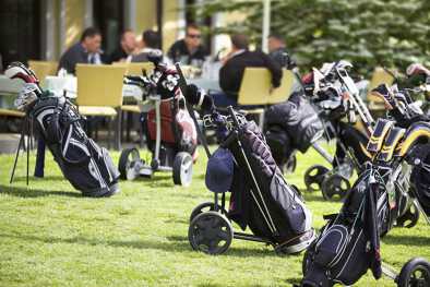 Golfcaddys und Schläger vor einem Golfclub-Restaurant geparkt 