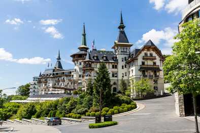 ZÚRICH, SUIZA - 13 DE JUNIO: Vista al lujoso Grand Hotel Dolder y los lugares de alrededor el 13 de junio de 2015. Zúrich es la ciudad más grande de Suiza. ZÚRICH, SUIZA - 13 DE JUNIO: Vista al lujoso Grand Hotel Dolder y los lugares de alrededor el 13 de junio de 2015. Zúrich es la ciudad más grande de Suiza.