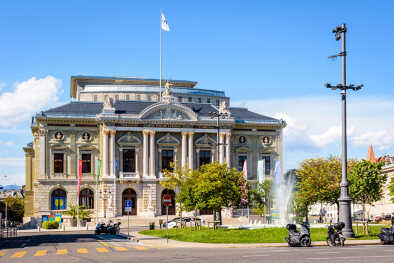 Fassade des Grand Théâtre de Genève vor dem Platz mit dem Springbrunnen