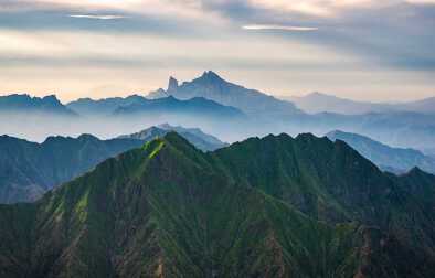 Los primeros momentos del amanecer en las montañas de Sarawat, al sur de Arabia Saudí. Los primeros momentos del amanecer en las montañas de Sarawat, al sur de Arabia Saudí.