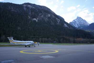 Il Pilatus PC-12 all'aeroporto di Gstaad Il Pilatus PC-12 all'aeroporto di Gstaad