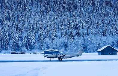 Pilatus PC-12 auf der Piste des Flughafens Gstaad, Saanen. Pilatus PC-12 auf der Piste des Flughafens Gstaad, Saanen.