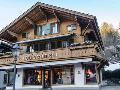 Gusted, Suiza: 03012015: Turismo en Gstaad, Suiza. Gstaad es un pueblo en la sección de habla alemana del Cantón de Berna, en el suroeste de Suiza. Gusted, Suiza: 03012015: Turismo en Gstaad, Suiza. Gstaad es un pueblo en la sección de habla alemana del Cantón de Berna, en el suroeste de Suiza.