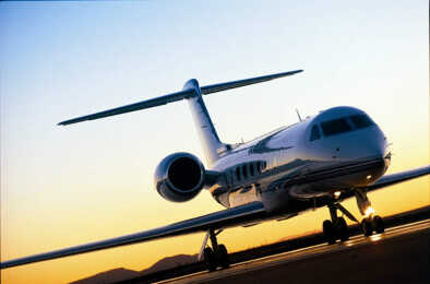 Gulfstream V en vista oblicua sobre una pista al amanecer Gulfstream V en vista oblicua sobre una pista al amanecer