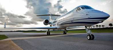 Gulfstream G550 en vista oblicua sobre una pista bajo cielo nublado Gulfstream G550 en vista oblicua sobre una pista bajo cielo nublado