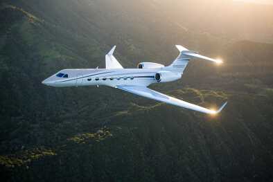 gulfstream G550 im Flug über bergige Waldlandschaft gulfstream G550 im Flug über bergige Waldlandschaft