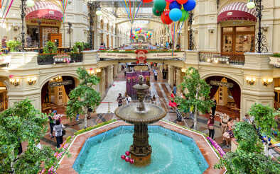 All'interno del GUM (grande magazzino principale) sulla Piazza Rossa, in Russia. GUM è uno dei più antichi supermercati di Mosca e un'attrazione turistica. Interni di lusso con una bella fontana All'interno del GUM (grande magazzino principale) sulla Piazza Rossa, in Russia. GUM è uno dei più antichi supermercati di Mosca e un'attrazione turistica. Interni di lusso con una bella fontana