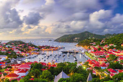 El horizonte y el puerto de Gustavia, San Bartolomé, en las Antillas del Caribe El horizonte y el puerto de Gustavia, San Bartolomé, en las Antillas del Caribe