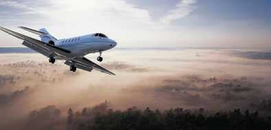Hawker 750 vuela sobre un paisaje forestal cubierto de niebla Hawker 750 vuela sobre un paisaje forestal cubierto de niebla