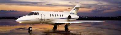 Hawker 750 aparca en el aeropuerto al anochecer Hawker 750 aparca en el aeropuerto al anochecer