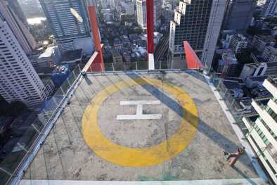 Un helipuerto en la parte superior de un techo en una zona urbana concurrida distrito Un helipuerto en la parte superior de un techo en una zona urbana concurrida distrito