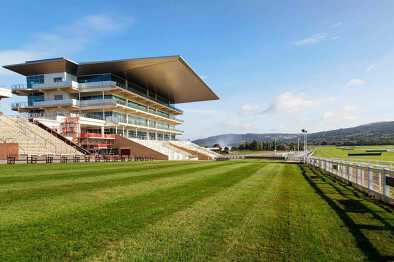 Cheltenham, Reino Unido Las gradas con vista al hipódromo de Cheltenham ubicado en Prestbury Park. La primera carrera Flat organizada en Cheltenham tuvo lugar en 1815 en Nottingham Hill. Cheltenham, Reino Unido Las gradas con vista al hipódromo de Cheltenham ubicado en Prestbury Park. La primera carrera Flat organizada en Cheltenham tuvo lugar en 1815 en Nottingham Hill.