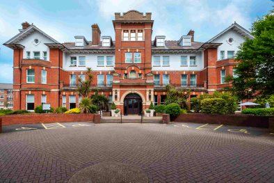 Holiday Inn Farnborough is a grand hotel built in 1902, with 142 bedrooms, a stylish hotel restaurant, garden, mini-gym, function rooms and much more.