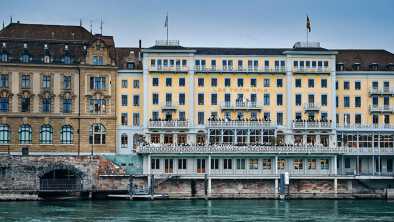 L'Hotel Les Trois Rois con il suo splendido balcone sul fiume Reno L'Hotel Les Trois Rois con il suo splendido balcone sul fiume Reno