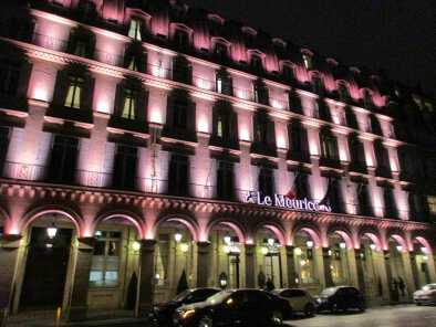 Vista frontal del Hotel Meurice en París por la noche, con una excelente iluminación.