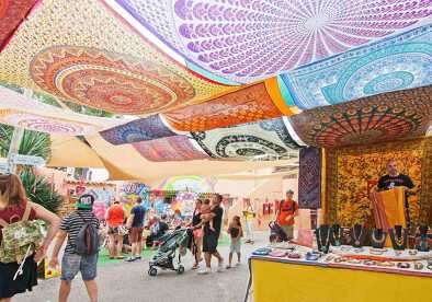 Gente y vendedores del mercado hippy el 26 de octubre de 2016 en Ibiza, Islas Baleares, España. Gente y vendedores del mercado hippy el 26 de octubre de 2016 en Ibiza, Islas Baleares, España.