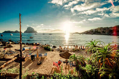 Vista de la playa de Cala d'Hort, Ibiza Vista de la playa de Cala d'Hort, Ibiza