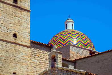Iglesia de San Pablo Apóstol del siglo XVIII - Chiesa di San Paolo Apostolo - en la calle Via Cagliari en el casco histórico de Olbia Iglesia de San Pablo Apóstol del siglo XVIII - Chiesa di San Paolo Apostolo - en la calle Via Cagliari en el casco histórico de Olbia