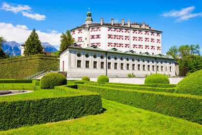 El castillo de Ambras o Schloss Ambras Innsbruck es un castillo y palacio ubicado en Innsbruck, la capital del Tirol, Austria El castillo de Ambras o Schloss Ambras Innsbruck es un castillo y palacio ubicado en Innsbruck, la capital del Tirol, Austria