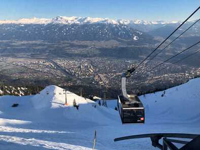 Teleférico Nordkette en Innsbruck, Tirol, Austria, que une el centro de la ciudad con el parque natural más grande Teleférico Nordkette en Innsbruck, Tirol, Austria, que une el centro de la ciudad con el parque natural más grande