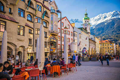 Centre ville d'Innsbruck avec de nombreux habitants et des cafés de rue décorés pour les fêtes de Pâques avec de gros œufs de Pâques, Innsbruck, Tyrol, Autriche