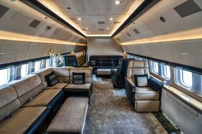 Una lujosa área de reunión con suntuosas, asientos espaciosos en un jet privado