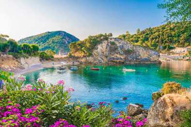 Bahía de Paleokastritsa en la isla de Corfú, archipiélago jónico, Grecia Bahía de Paleokastritsa en la isla de Corfú, archipiélago jónico, Grecia