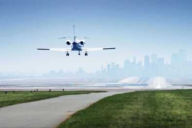 Aterrizaje de un avión privado hacia una ciudad Aterrizaje de un avión privado hacia una ciudad