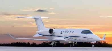 Un elegante jet privado de tamaño mediano al atardecer listo para despegar Un elegante jet privado de tamaño mediano al atardecer listo para despegar