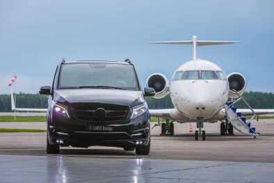 un gran SUV de lujo junto a un jet privado listo para abordar un gran SUV de lujo junto a un jet privado listo para abordar