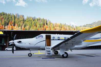 Jet privado con fondo otoñal