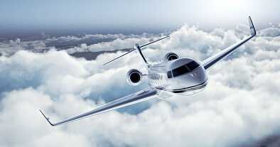 Imagen realista de White Luxury, jet privado de diseño genérico que vuela sobre la tierra. Cielo azul vacío con nubes blancas sobre un fondo negro. Concepto de viaje de negocios. Horizontal. representación 3d Imagen realista de White Luxury, jet privado de diseño genérico que vuela sobre la tierra. Cielo azul vacío con nubes blancas sobre un fondo negro. Concepto de viaje de negocios. Horizontal. representación 3d