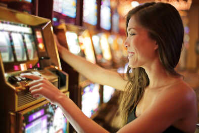 Mujer jugando en el casino de Macao