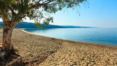La playa de Kastri, cerca de Nikit (Grecia). ¡Imagínese aquí, sabiendo que es posible llegar en jet privado en pocas horas!