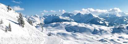 Foto delle piste da sci di Kitzbuhel con montagne innevate in Austria