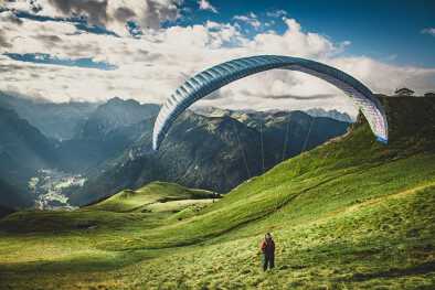 Parapente en las montañas. Parapente en los Dolomitas. Parapente en los Alpes Parapente en las montañas. Parapente en los Dolomitas. Parapente en los Alpes