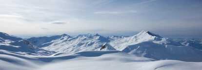 Skyline delle montagne di Klosters-Serneus, nel cantone dei Grigioni in Svizzera, in inverno