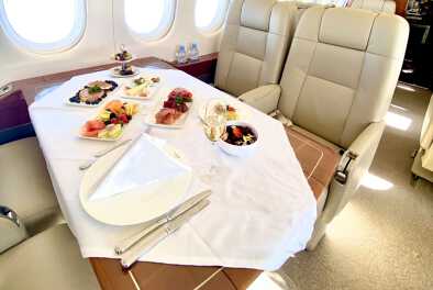 Komplettes Abendessen an Bord eines Privatjets Komplettes Abendessen an Bord eines Privatjets