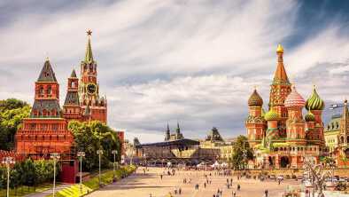Kremlin de Moscú y de la Catedral de San Basilio en la Plaza Roja, Moscú, Rusia. El antiguo Kremlin de Moscú es la principal atracción turística de la ciudad. Hermosa vista panorámica del corazón de Moscú en un día soleado.