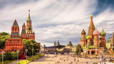 Kremlin de Moscú y de la Catedral de San Basilio en la Plaza Roja, Moscú, Rusia. El antiguo Kremlin de Moscú es la principal atracción turística de la ciudad. Hermosa vista panorámica del corazón de Moscú en un día soleado. Kremlin de Moscú y de la Catedral de San Basilio en la Plaza Roja, Moscú, Rusia. El antiguo Kremlin de Moscú es la principal atracción turística de la ciudad. Hermosa vista panorámica del corazón de Moscú en un día soleado.