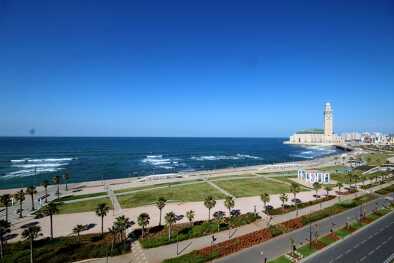 Go along the district of Corniche