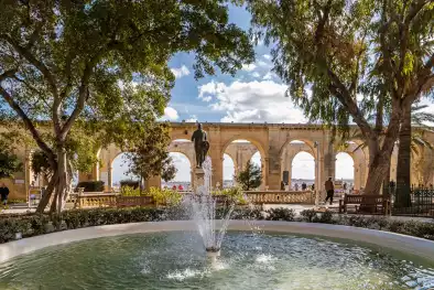 El Gran Puerto de La Valeta y la Batería de Saludo desde los Jardines de la Alta Barrakka Malta Diciembre 2017 El Gran Puerto de La Valeta y la Batería de Saludo desde los Jardines de la Alta Barrakka Malta Diciembre 2017