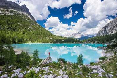Lago Sorapis, Italia - 8 7 2017: Solo en Dolomitas Lago Sorapis, Italia - 8 7 2017: Solo en Dolomitas