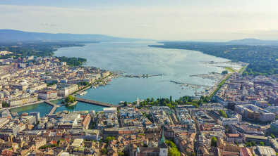 Vista aérea de Ginebra en Suiza, con el lago en el centro y el casco antiguo a la derecha. Se puede ver la sede segunda de la ONU y la zona de negocios a la izquierda