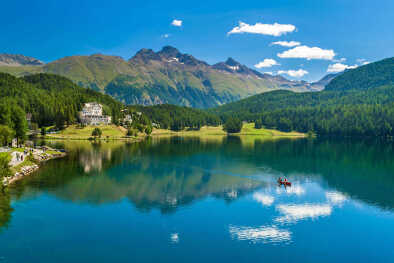 Splendida vista sul lago di St. Moritz con le nuvole riflesse nell'acqua