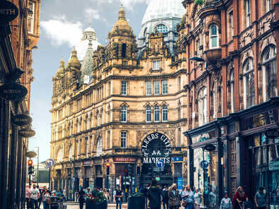 Leeds City Kirkgate Market en el centro de la ciudad con la luz del sol, viajar a una ciudad clásica, vida turística, explorar Leeds Leeds City Kirkgate Market en el centro de la ciudad con la luz del sol, viajar a una ciudad clásica, vida turística, explorar Leeds