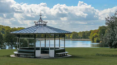 Parque Roundhay, Leeds, Yorkshire. Quiosco de música en el lago Waterloo