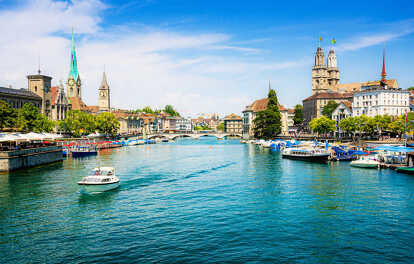 Vista panoramica del centro storico di Zurigo con le famose chiese di Fraumünster e Grossmünster e il fiume Limmat sul lago di Zurigo in una bella giornata di sole con cielo azzurro in estate, Svizzera