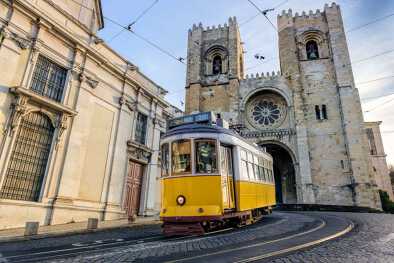 Un famoso tranvía amarillo 28 que pasa frente a la catedral de Santa María en Lisboa, Portugal.
Un famoso tranvía amarillo 28 que pasa frente a la catedral de Santa María en Lisboa, Portugal.